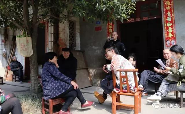 △ 趙明——“這次創(chuàng)作強(qiáng)調(diào)在地性、紀(jì)念性與參與性。我們針對(duì)問(wèn)卷，以外來(lái)人的身份，來(lái)介入、想象生活在此地的居民，他們發(fā)生的故事和曾經(jīng)的生活狀態(tài)。”