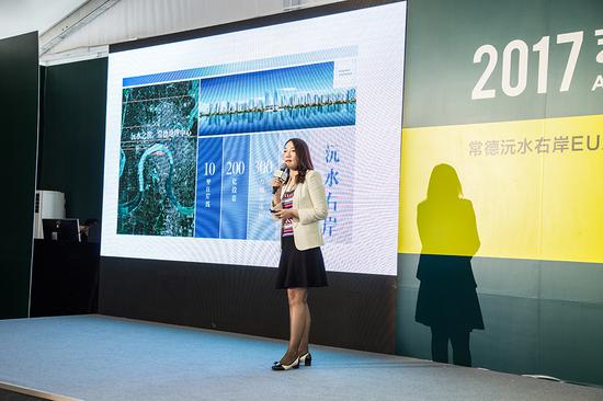 常德市江南城市發(fā)展有限公司董事副總經(jīng)理谷穗則為現(xiàn)場觀眾介紹了這個投資超過200億元、面積300萬平方、持續(xù)建設(shè)8到10年的沅水右岸如何建構(gòu)城市·人·生活三者之間的關(guān)系