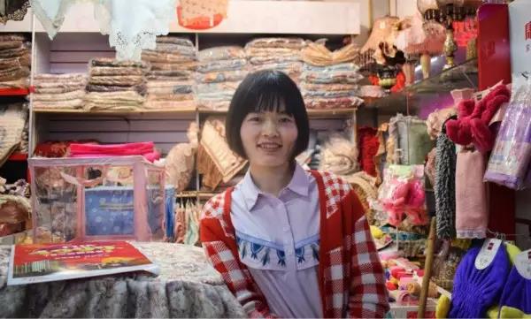 “就算現(xiàn)在橋南市場的經(jīng)濟(jì)一直在后退，可我覺得它是永遠(yuǎn)不會(huì)倒閉的?！保v